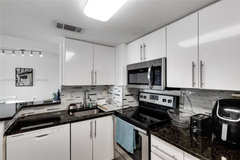 Condo in Miami, Florida, 1 bedroom  № 1977244 - photo 18