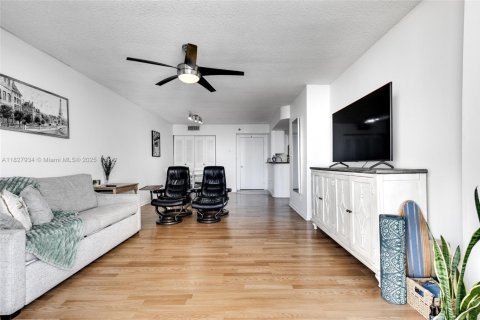 Condo in Miami, Florida, 1 bedroom  № 1977244 - photo 7