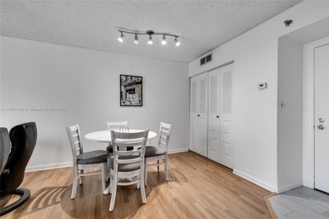 Condo in Miami, Florida, 1 bedroom  № 1977244 - photo 2