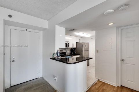 Condo in Miami, Florida, 1 bedroom  № 1977244 - photo 15
