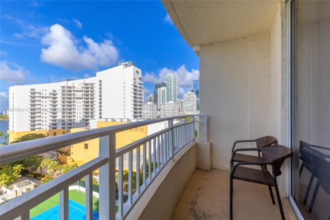 Condo in Miami, Florida, 1 bedroom  № 1977244 - photo 10