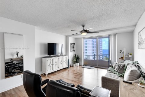 Condo in Miami, Florida, 1 bedroom  № 1977244 - photo 4