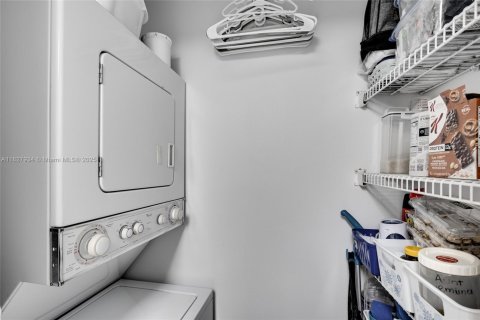 Condo in Miami, Florida, 1 bedroom  № 1977244 - photo 21