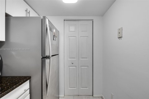 Condo in Miami, Florida, 1 bedroom  № 1977244 - photo 20