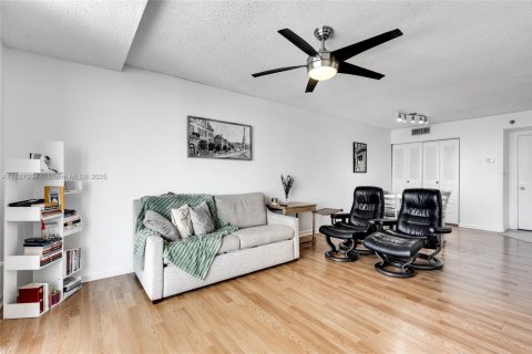 Condo in Miami, Florida, 1 bedroom  № 1977244 - photo 6