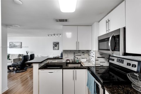 Condo in Miami, Florida, 1 bedroom  № 1977244 - photo 17