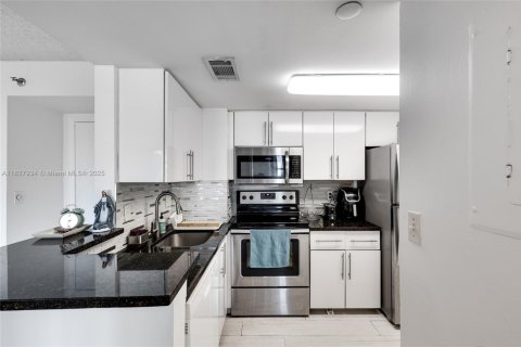 Condo in Miami, Florida, 1 bedroom  № 1977244 - photo 16