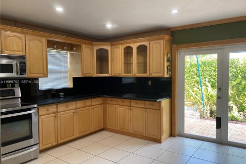 Casa en alquiler en Miami, Florida, 3 dormitorios, 139.17 m2 № 2030719 - foto 5