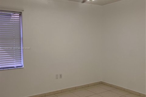 Casa en alquiler en Miami, Florida, 3 dormitorios, 139.17 m2 № 2030719 - foto 16