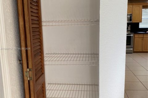 Casa en alquiler en Miami, Florida, 3 dormitorios, 139.17 m2 № 2030719 - foto 22