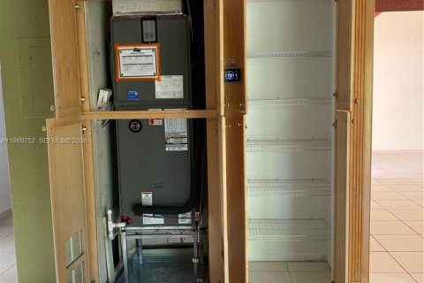 Casa en alquiler en Miami, Florida, 3 dormitorios, 139.17 m2 № 2030719 - foto 21