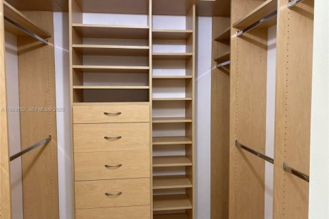 Casa en alquiler en Miami, Florida, 3 dormitorios, 139.17 m2 № 2030719 - foto 15