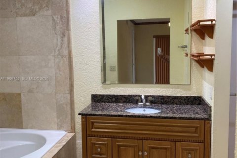 Casa en alquiler en Miami, Florida, 3 dormitorios, 139.17 m2 № 2030719 - foto 11