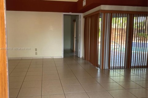Casa en alquiler en Miami, Florida, 3 dormitorios, 139.17 m2 № 2030719 - foto 6
