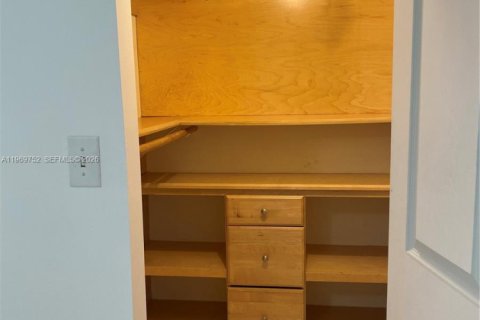 Casa en alquiler en Miami, Florida, 3 dormitorios, 139.17 m2 № 2030719 - foto 24