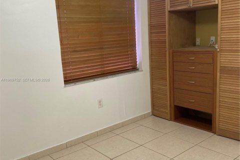 Casa en alquiler en Miami, Florida, 3 dormitorios, 139.17 m2 № 2030719 - foto 20