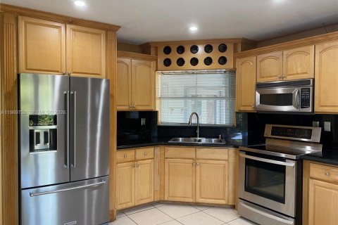 Casa en alquiler en Miami, Florida, 3 dormitorios, 139.17 m2 № 2030719 - foto 4