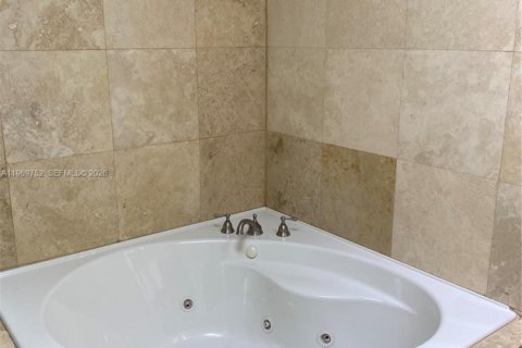 Casa en alquiler en Miami, Florida, 3 dormitorios, 139.17 m2 № 2030719 - foto 13