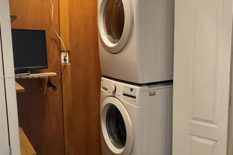 Casa en alquiler en Miami, Florida, 3 dormitorios, 139.17 m2 № 2030719 - foto 25