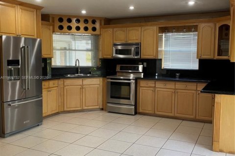 Casa en alquiler en Miami, Florida, 3 dormitorios, 139.17 m2 № 2030719 - foto 3