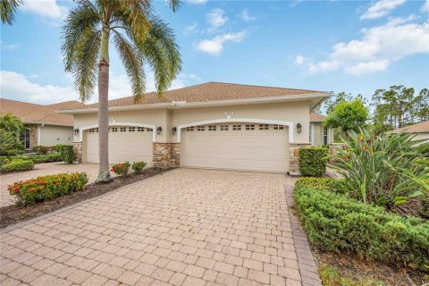 House in North Port, Florida 2 bedrooms, 138.61 sq.m. № 2203296 - photo 2