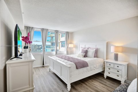 Condo in Hollywood, Florida, 1 bedroom  № 1807789 - photo 13