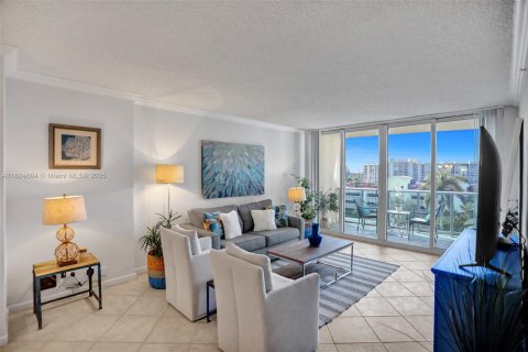 Condo in Hollywood, Florida, 1 bedroom  № 1807789 - photo 2