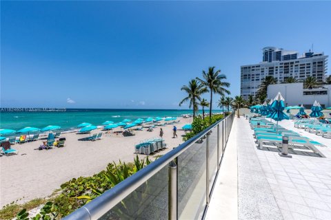 Condo in Hollywood, Florida, 1 bedroom  № 1807789 - photo 30