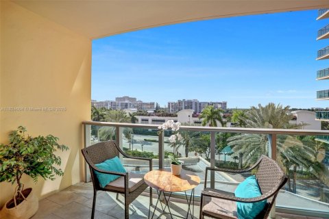 Condo in Hollywood, Florida, 1 bedroom  № 1807789 - photo 1