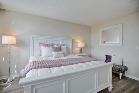 Condo in Hollywood, Florida, 1 bedroom  № 1807789 - photo 15