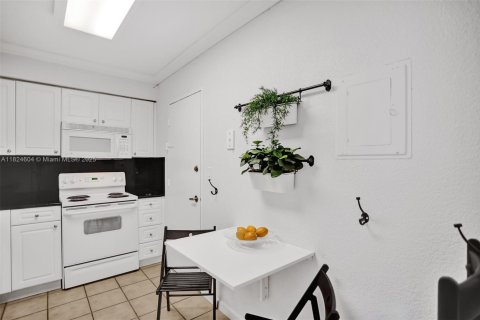 Condo in Hollywood, Florida, 1 bedroom  № 1807789 - photo 9