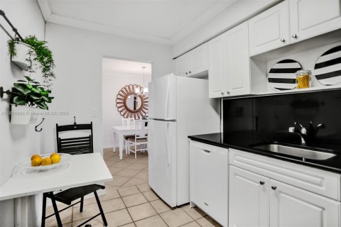 Condo in Hollywood, Florida, 1 bedroom  № 1807789 - photo 11