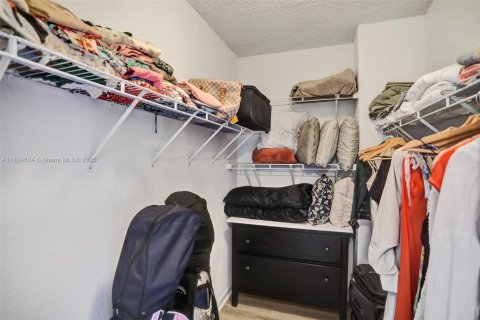 Condo in Hollywood, Florida, 1 bedroom  № 1807789 - photo 16