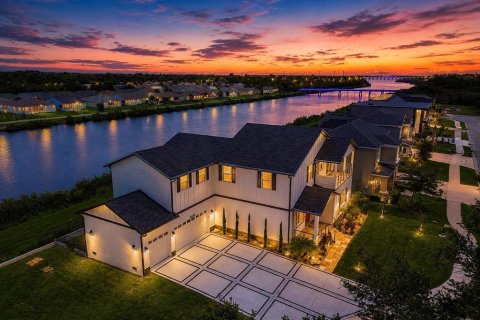 House in Safety Harbor, Florida 4 bedrooms, 318.93 sq.m. № 2225609