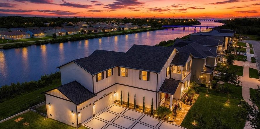 House in Safety Harbor, Florida 4 bedrooms, 318.93 sq.m. № 2225609