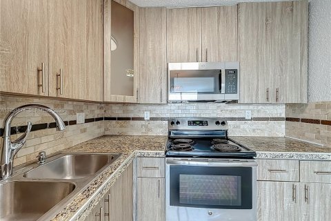 Condominio en alquiler en Miami, Florida, 1 dormitorio, 56.11 m2 № 2006207 - foto 12