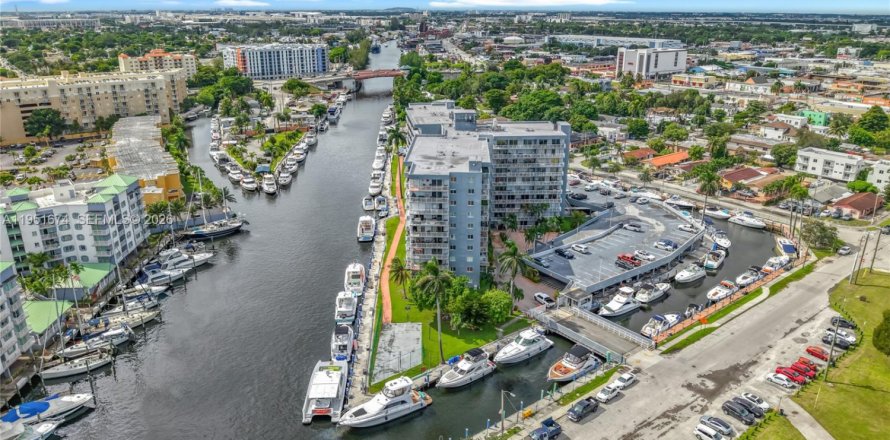 Condominio en Miami, Florida, 1 dormitorio  № 2006207