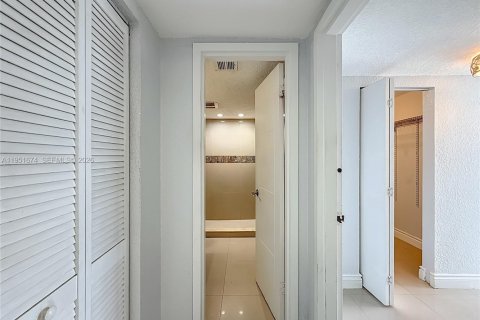 Condominio en alquiler en Miami, Florida, 1 dormitorio, 56.11 m2 № 2006207 - foto 22