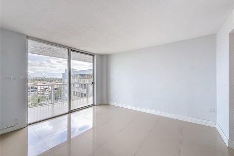 Condominio en alquiler en Miami, Florida, 1 dormitorio, 56.11 m2 № 2006207 - foto 17
