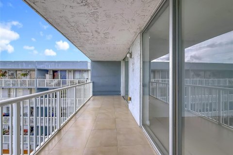 Condominio en alquiler en Miami, Florida, 1 dormitorio, 56.11 m2 № 2006207 - foto 27