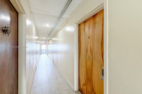 Condominio en alquiler en Miami, Florida, 1 dormitorio, 56.11 m2 № 2006207 - foto 7