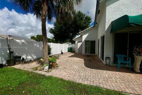 House in Davie, Florida 3 bedrooms, 119.01 sq.m. № 1872236 - photo 12