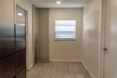 Villa ou maison à vendre à Hollywood, Floride: 2 chambres, 79.71 m2 № 2253854 - photo 4