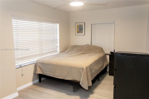 Villa ou maison à vendre à Hollywood, Floride: 2 chambres, 79.71 m2 № 2253854 - photo 11