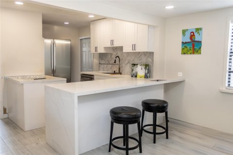 Villa ou maison à vendre à Hollywood, Floride: 2 chambres, 79.71 m2 № 2253854 - photo 6