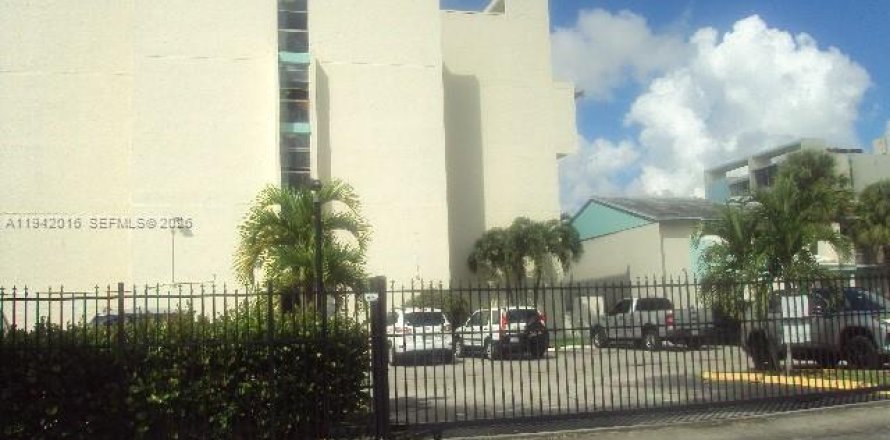 Кондоминиум с 1 спальней в Лодерхилл, Флорида № 2054148