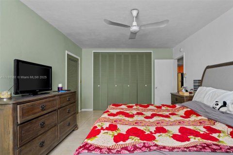 Condo in North Miami, Florida, 2 bedrooms  № 1683890 - photo 12