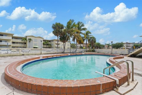 Condo in North Miami, Florida, 2 bedrooms  № 1683890 - photo 19