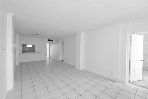 Condo in North Miami Beach, Florida, 1 bedroom  № 1867977 - photo 11