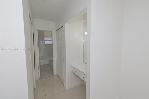 Condo in North Miami Beach, Florida, 1 bedroom  № 1867977 - photo 17